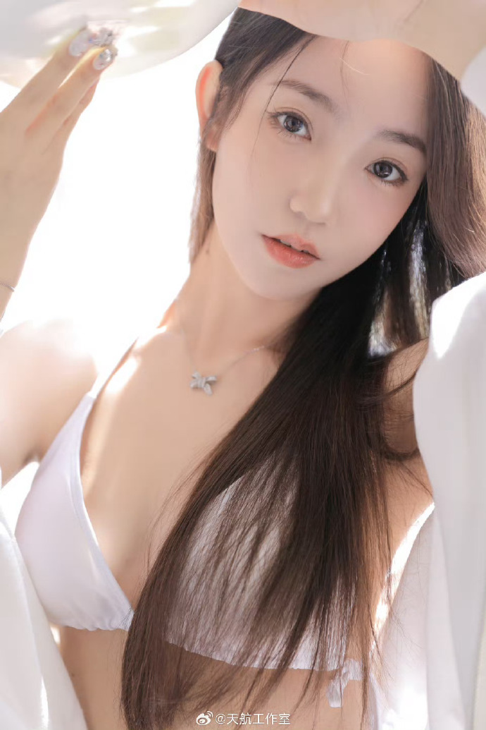 台风取消武汉演唱会，韩红再陷风波，与冯小刚合作片酬引热议 配图